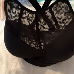 NWT Victorias Secret, 34DD, wireless sports bra. Black,